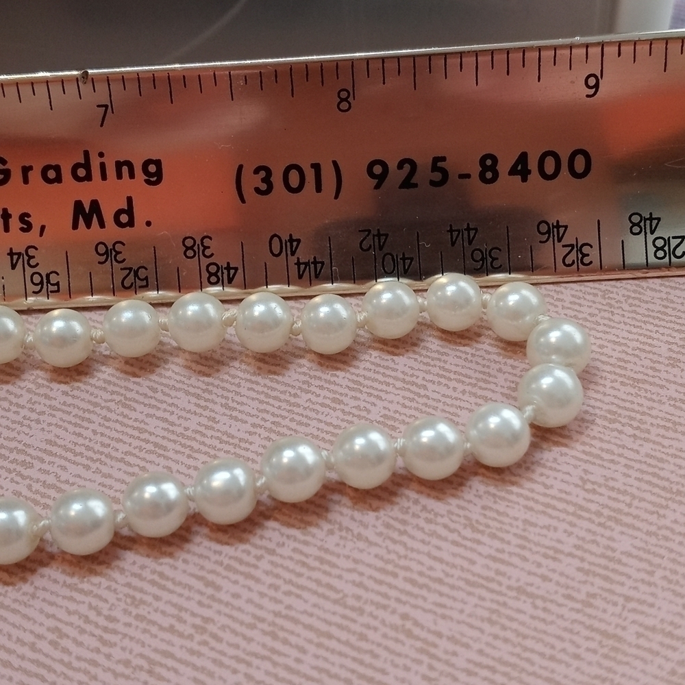 18 inch knotted Pearl necklace with locking clasp - Picture 5 of 6